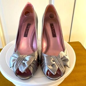 ‼️ 🎊❤️ HOST PICK ❤️ 🎉 Nina New York Silver Satin Peep Toe Pumps Size 9M ‼️